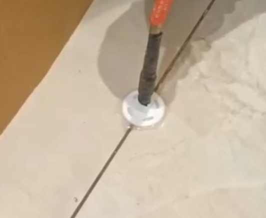 友好瓷砖空鼓维修公司专业解答瓷砖在铺贴过程中，如果没有涂抹均匀到位的粘结材料（如水泥砂浆或瓷砖胶），可能会导致以下问题