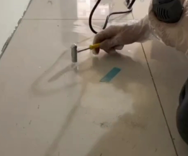 友好瓷砖开裂维修公司专业分享瓷砖在铺贴前如果没有沥干水分，将会导致以下问题